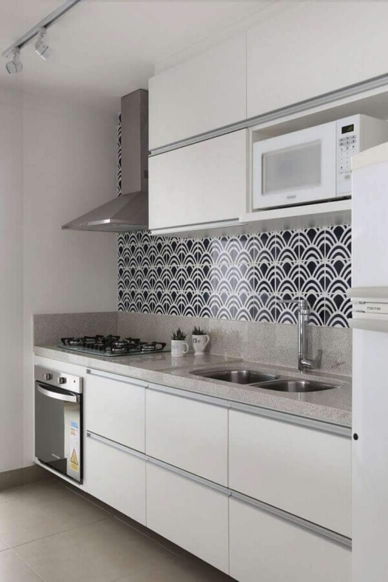101. Revestimentos para cozinha pequena decorada com armários brancos – Foto: Pinterest