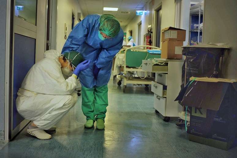 Em outro hospital, enfermeiro italiano fotografou força e fragilidade de colegas lidando com a pandemia do coronavírus