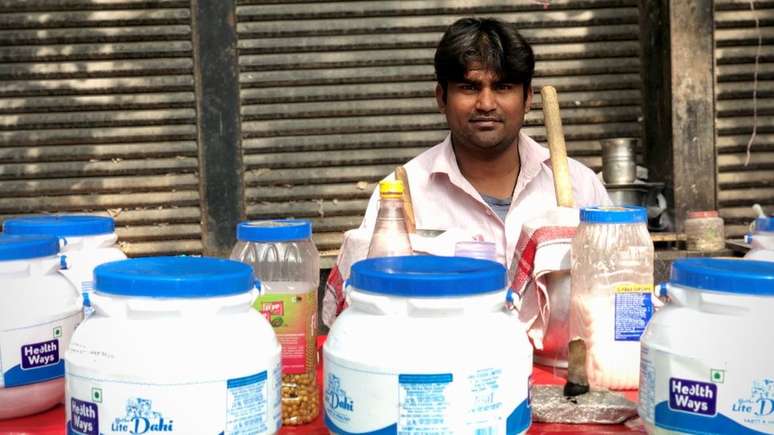 Mohammed Sabir, que tem uma barraca de bebidas a base de iogurte, não tem dinheiro para pagar seus empregados