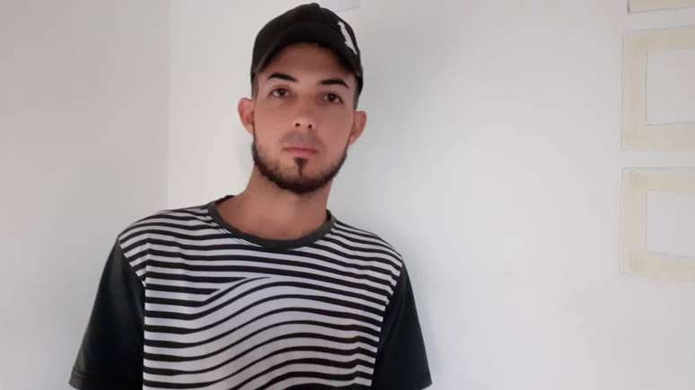 Jonatas Almeida, de 26 anos, foi demitido em 13 de março e está em busca de novo emprego no RJ