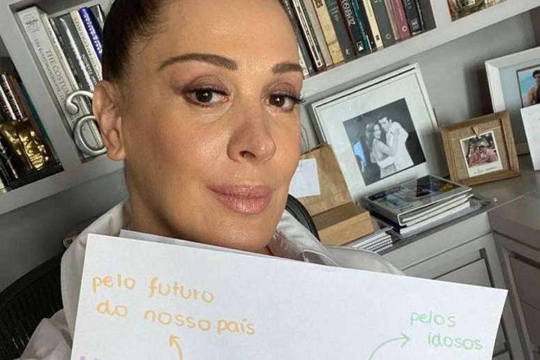 A atriz Claudia Raia incentivando o isolamento social durante a pandemia de coronavírus