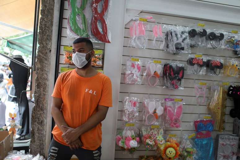 Vendedor com máscara de proteção aguarda clientes no Rio de Janeiro
14/03/2020
REUTERS/Pilar Olivares