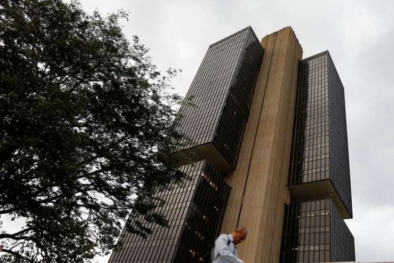 Homem caminha em frente à sede do Banco Central em Brasília
29/10/2019
REUTERS/Adriano Machado