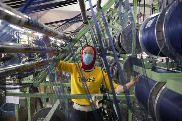Funcionário de fábrica chinesa trabalha com máscara de proteção 
26/03/2020
China Daily via REUTERS
