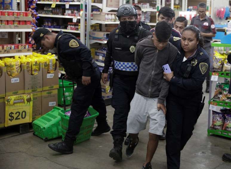 Policiais prendem suspeito em mercado saqueado na Cidade do México
26/03/2020 REUTERS/Luis Cortes 