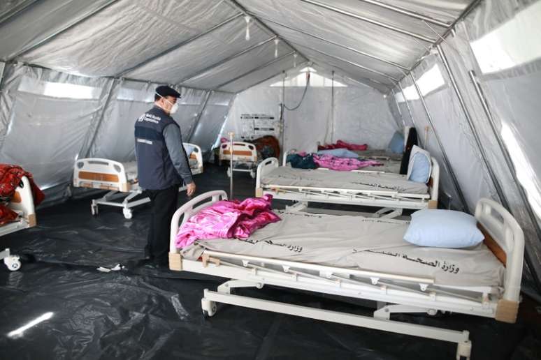 Funcionário da OMS visita instalação de quarentena montada em Rafah, cruzamento de fronteira no sul da Faixa de Gaza
26/03/2020 Organização Mundial da Sa;úde nos Territórios Palestinos Ocupados/Divulgação via REUTERS