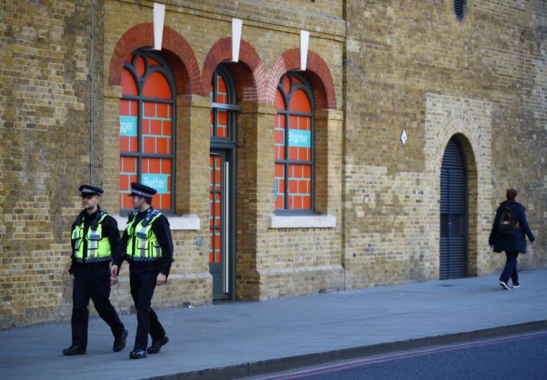 Policiais patrulham rua em Londres em meio à pandemia do coronavírus
24/03/2020 REUTERS/Hannah McKay 