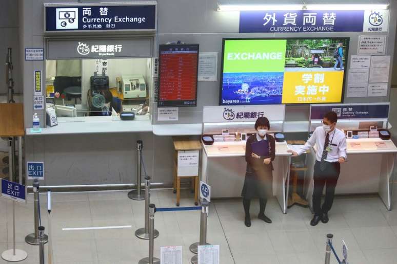 Funcionários com máscara de proteção no aeroporto internacional de Kansi, em Osaka, praticamente vazio 
14/03/2020
REUTERS/Edgard Garrido