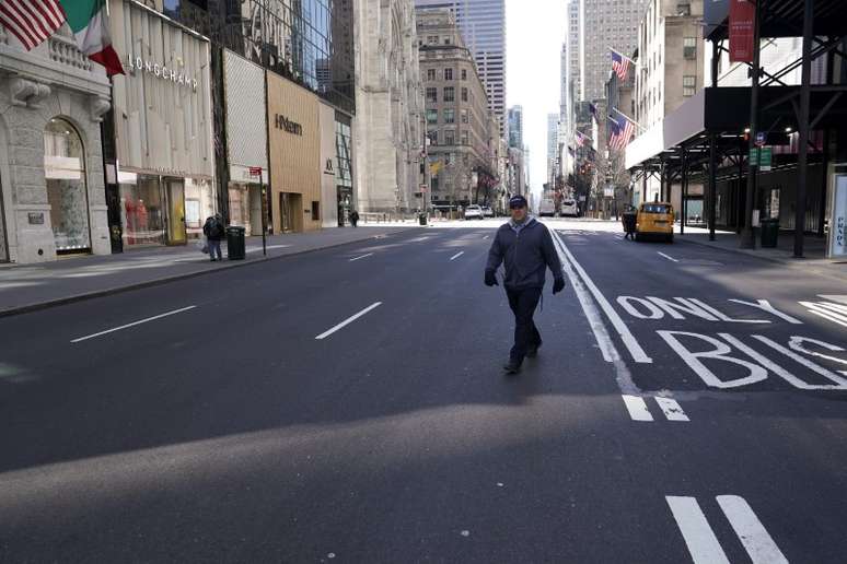 Quinta avenida quase deserta em Nova York
24/03/2020
REUTERS/Carlo Allegri