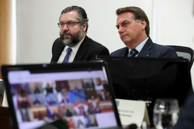 Presidente Jair Bolsonaro e chanceler Ernesro Araújo durante videoconferência do G20
26/03/2020
Marcos Correa/Presidência/Divulgação via REUTERS