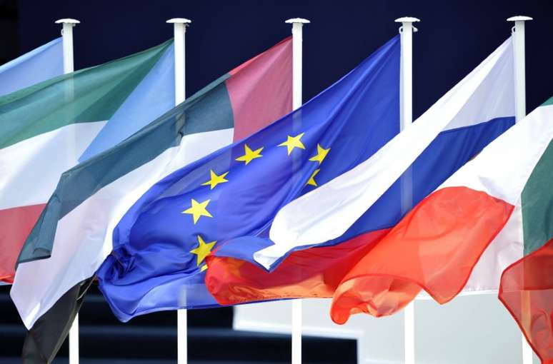 Bandeiras de pa&iacute;ses do G20 durante C&uacute;pula das principais economias do mundo, em Cannes
03/11/2011
REUTERS/Dylan Martinez