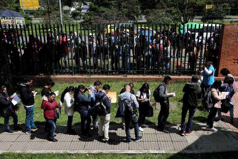 Pessoas formam fila para preencher seus pedidos enquanto procuram oportunidades de emprego em Bogotá, Colômbia. 31/05/2019. REUTERS/Luisa Gonzalez.
