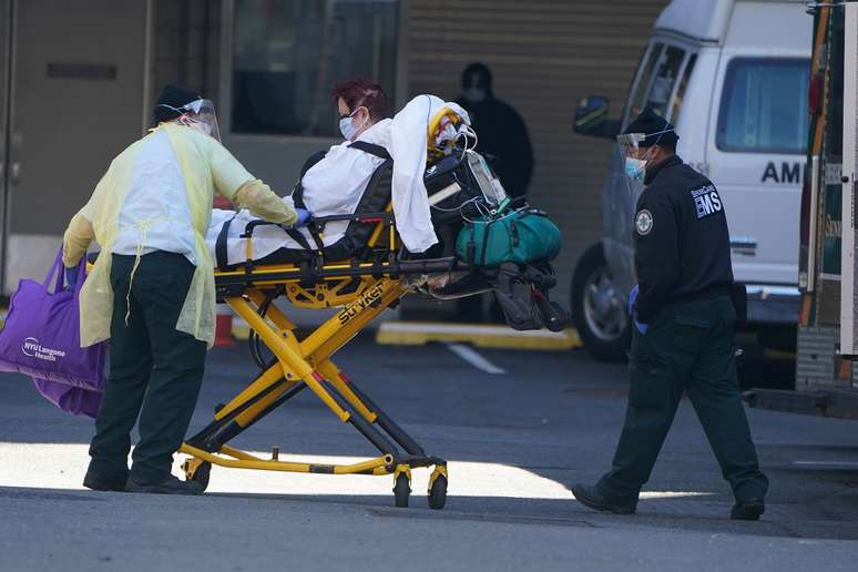 Paciente é transportada de ambulância para hospital em Manhattan
26/03/2020
REUTERS/Carlo Allegri