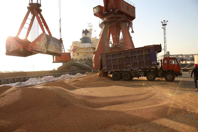 Desembarque de soja importada pela China no porto de Nantong 
09/04/2018
REUTERS/Stringer