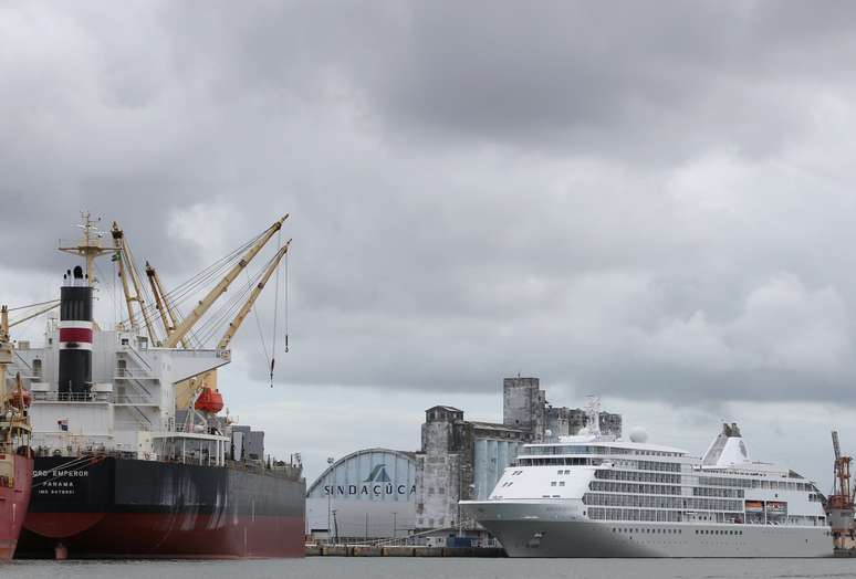 Navios atracados em Recife, PE; o cruzeiro (à direita) foi isolado após um caso de coronavírus 
13/03/2020
REUTERS/Hesiodo Goes