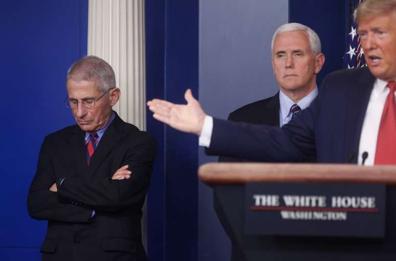 Anthony Fauci, diretor do Instituto Nacional de Alergia e Doenças Infecciosas e o vice-presidente, Mike Pence, escutam enquanto o presidente dos EUA, Donald Trump, discursa em briefing diário da força-tarefa sobre coronavírus na Casa Branca em Washington, EUA. 25/03/2020. REUTERS/Jonathan Ernst. 