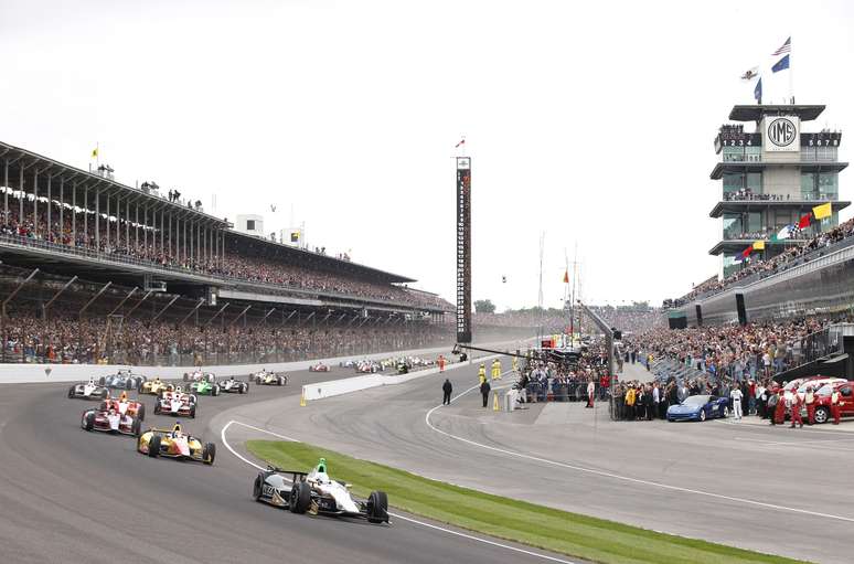 Panorama do Indianapolis Motor Speedway durante largada das 500 Milhas de Indianápolis 
26/05/2013
REUTERS/Matt Sullivan