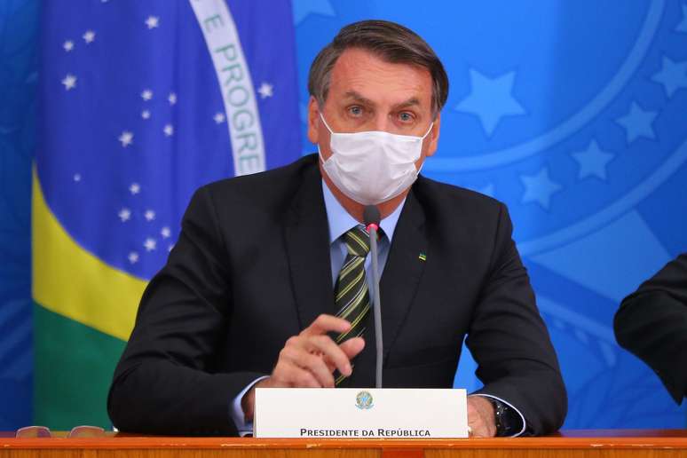 "Brasileiro pula no esgoto e não pega nada", diz Bolsonaro