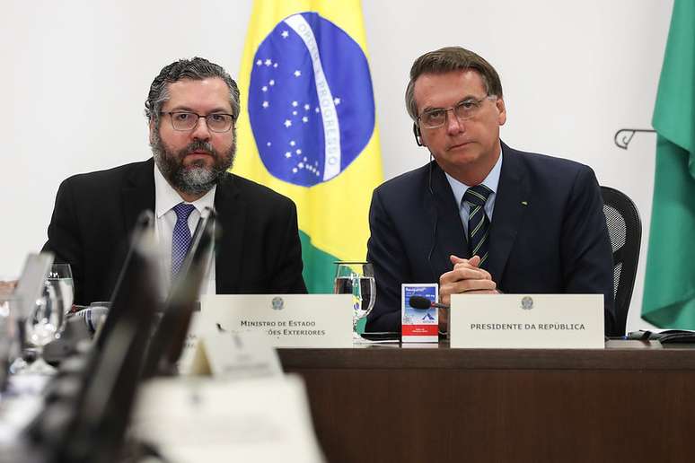 Bolsonaro e Ernesto Araújo em videoconferência dos líderes do G-20