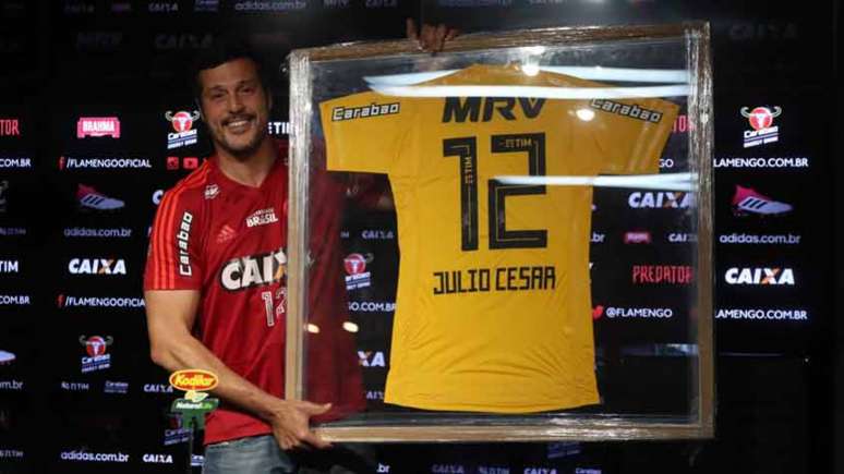 Júlio César posa com a camisa que se despediu do futebol (Foto: Gilvan de Souza / Flamengo)