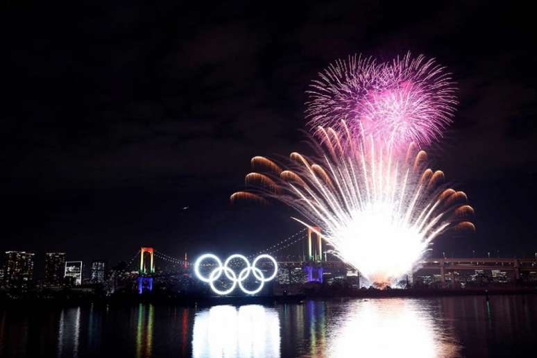 Anéis olímpicos iluminados na baia de Odaiba, com direito a fogos (Crédito: Divulgação)