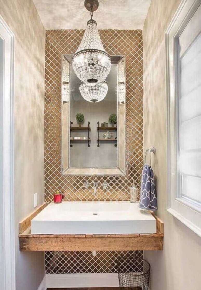 18. Decora&ccedil;&atilde;o com lustre para banheiro pequeno com estrutura feita em cristais &ndash; Foto: Revista VD