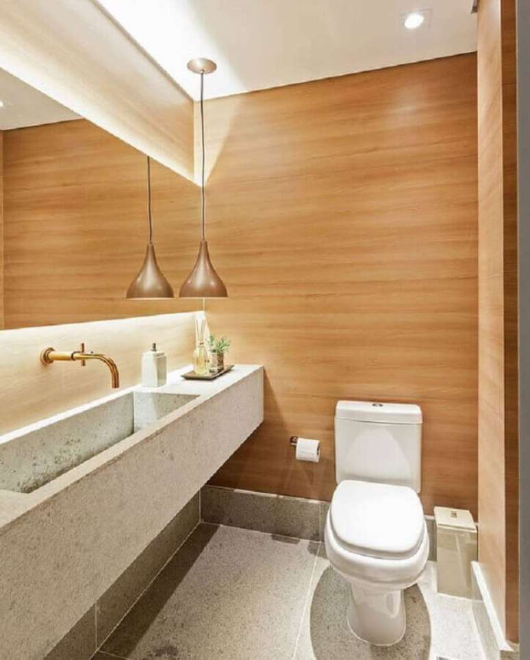19. Decora&ccedil;&atilde;o com lustre para banheiro pequeno decorado com revestimento de madeira &ndash; Foto: Pinterest