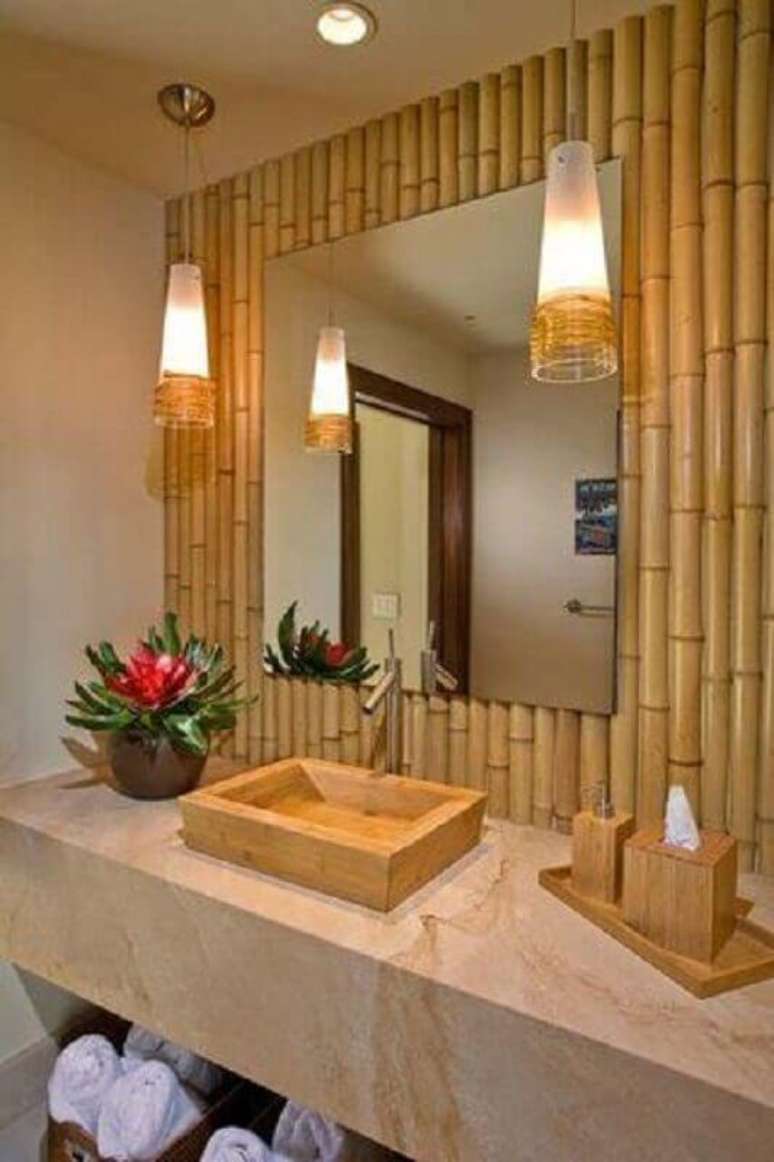 20. Lustre para banheiro decorado com revestimento feito de bambu para parede &ndash; Foto: Construindo Sonhos