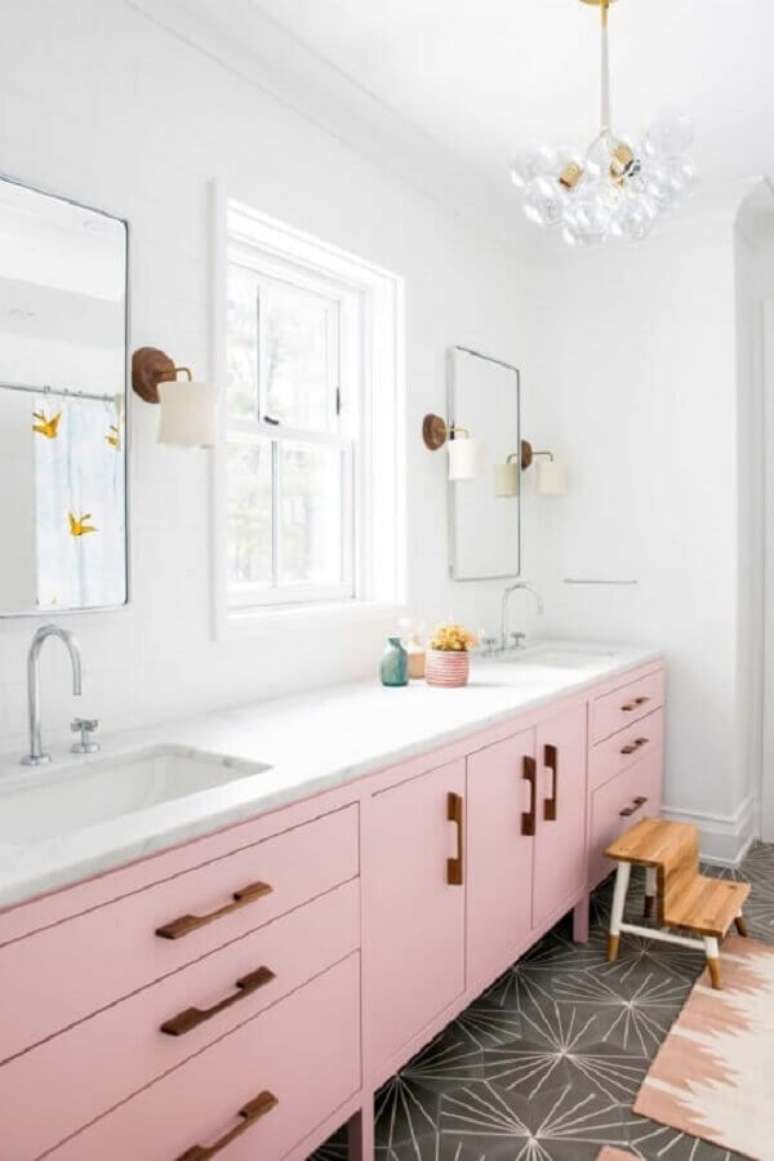 21. Delicada decora&ccedil;&atilde;o com dois modelos diferentes de lustre e lumin&aacute;rias para banheiro &ndash; Foto: Houzz