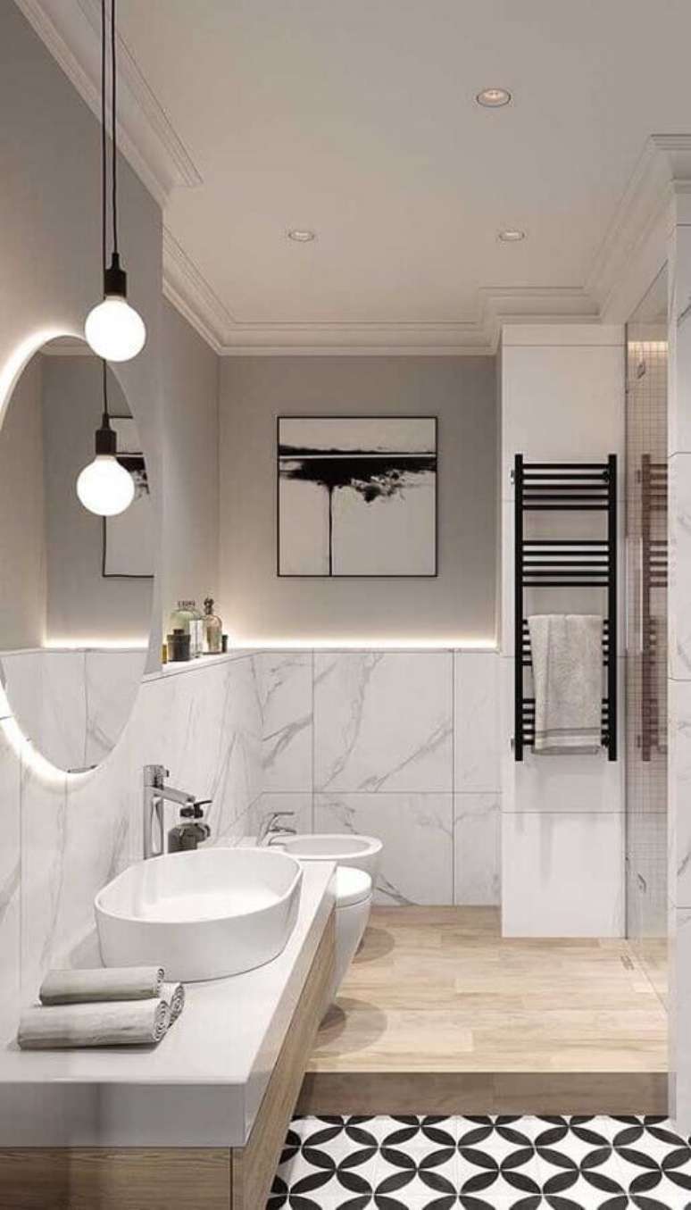 23. Decora&ccedil;&atilde;o minimalista com lustre pendente para banheiro moderno todo branco &ndash; Foto: Wermar Materiais de Constru&ccedil;&atilde;o