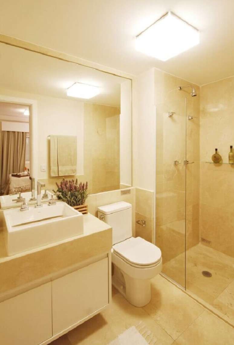 24. Decora&ccedil;&atilde;o simples com lustre para teto de banheiro &ndash; Foto: Revista VD