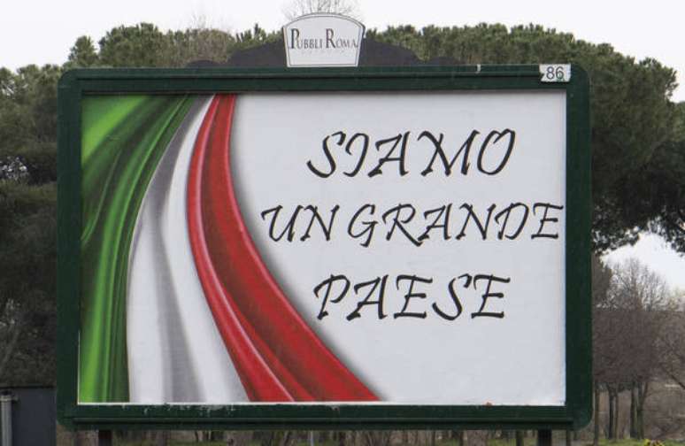 'Somos um grande país', diz placa em Roma, capital da Itália