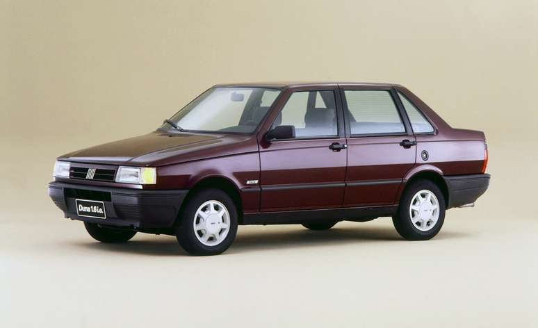 Em 1995, o carro passou a ser importado da Argentina com o nome Duna e motor 1.6.