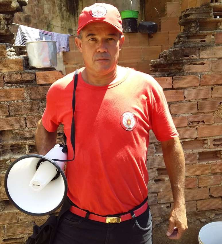 André Luís passa o dia levando solidariedade e informação aos moradores de três favelas do Rio