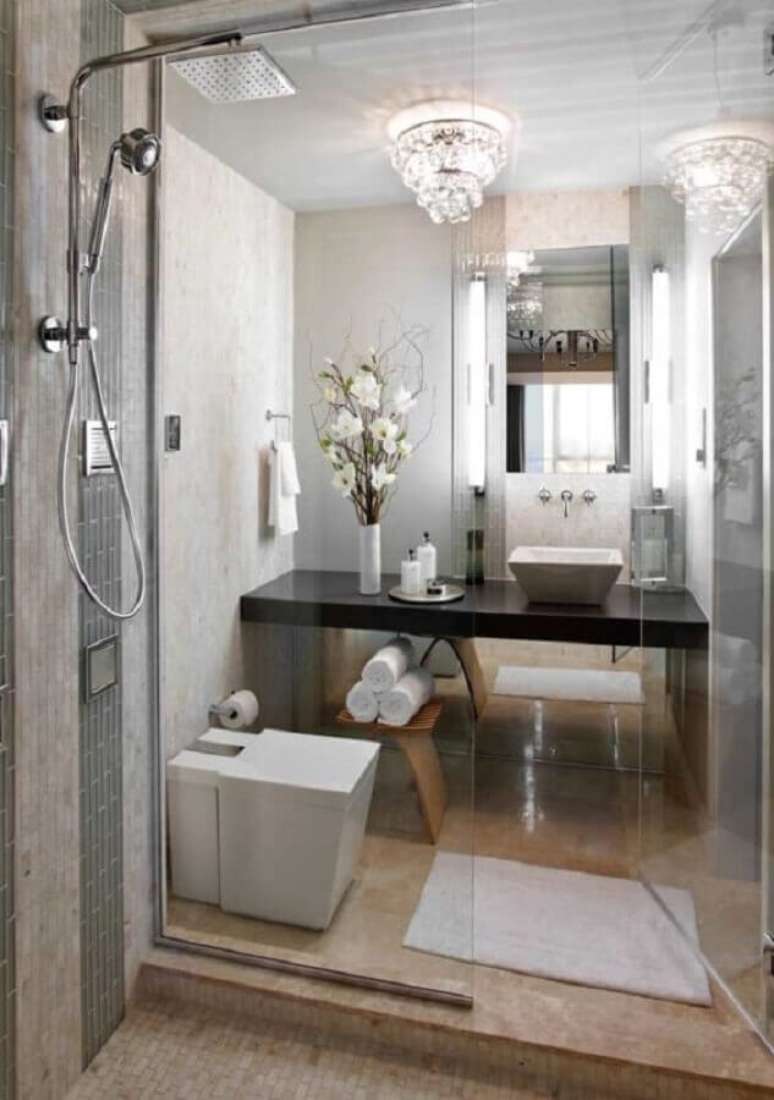 28. Lustre para teto de banheiro pequeno &ndash; Foto: Ideias Decor