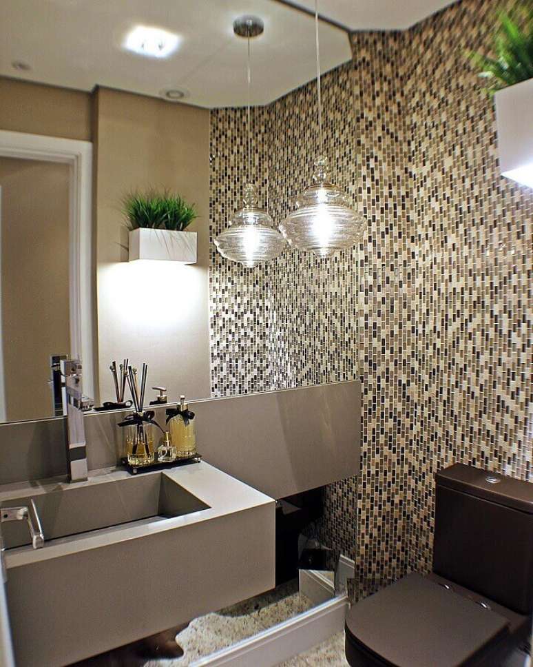 32. Invista em pontos de luz usando lustre para banheiro decorado &ndash; Foto: Ana Paula Gravina