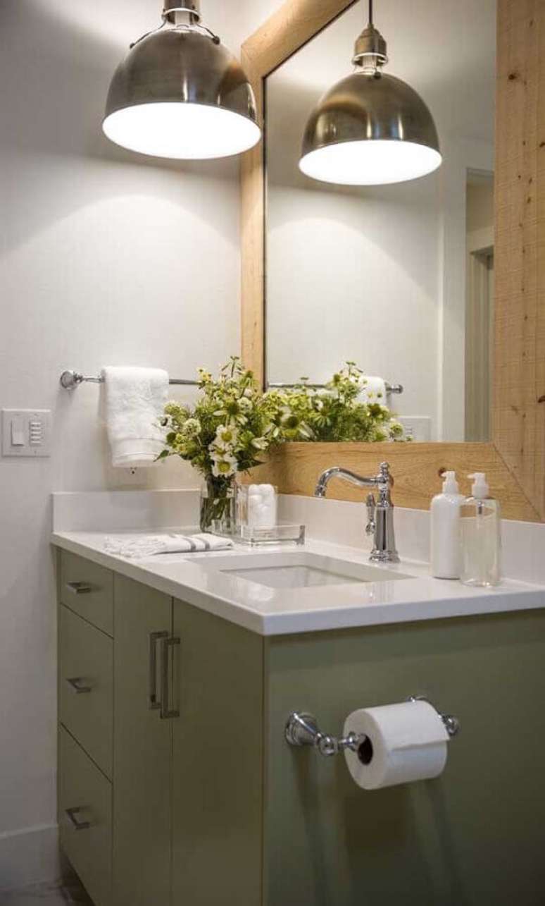34. Lustre para banheiro com decora&ccedil;&atilde;o simples &ndash; Foto: Pinterest