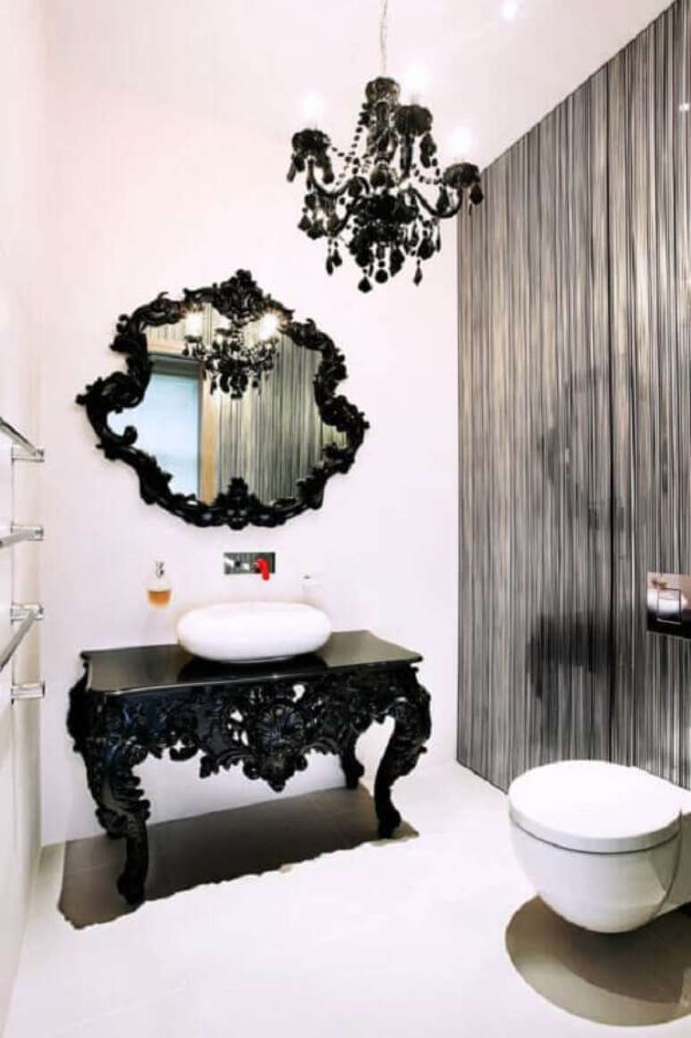 36. Decora&ccedil;&atilde;o com lustre candelabro para banheiro preto e branco &ndash; Foto: Archilovers