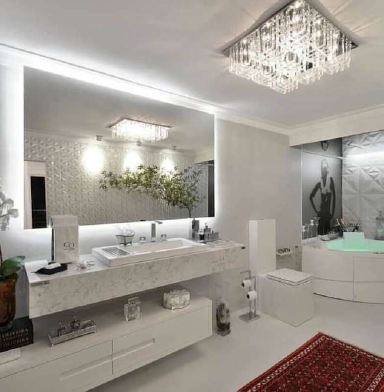 42. Lustre para teto de banheiro amplo com decora&ccedil;&atilde;o sofisticada e banheira de hidromassagem &ndash; Foto: PR+ Arquitetura & Interiores