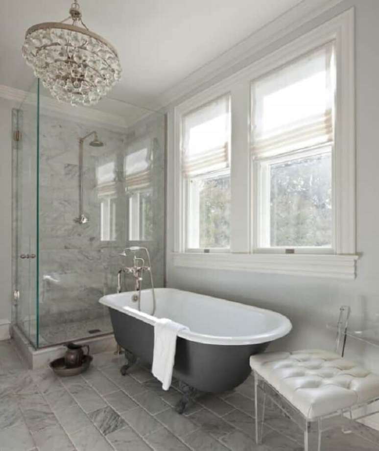 44. Lustre pendente para banheiro com cristais &ndash; Foto: Anne Decker Architects