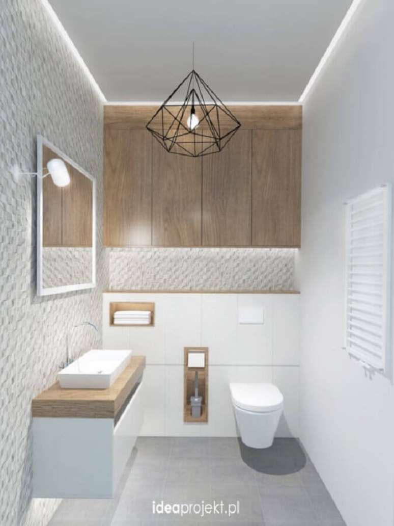 48. Lustre pendente para banheiro com decora&ccedil;&atilde;o moderna e bancada de madeira &ndash; Foto: Archilovers