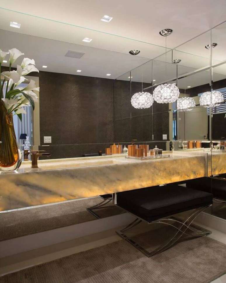 52. Lustre pendente para espelho de banheiro moderno e sofisticado decorado com bancada de m&aacute;rmore com pia esculpida &ndash; Foto: Claudia Pimenta e Patr&iacute;cia Franco
