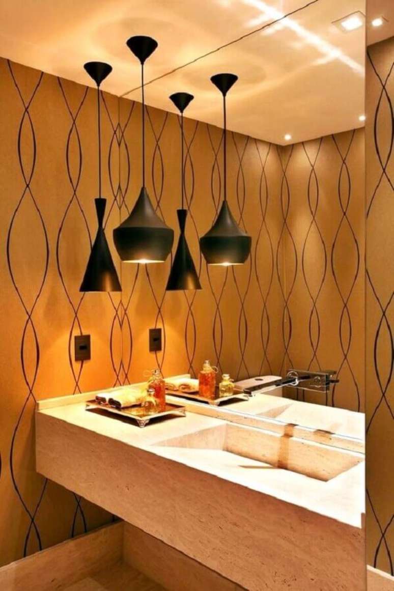 53. Lustre pendente para banheiro decorado com papel de parede e cuba esculpida em bancada &ndash; Foto: Simples Decora&ccedil;&atilde;o