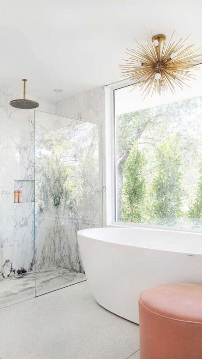 56. Modelo arrojado de lustre para teto de banheiro todo branco com banheira &ndash; Foto: Architecture Art Designs