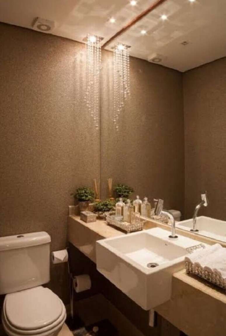 58. Modelo de lustre para banheiro pequeno decorado em cores neutras &ndash; Foto: Ideias Decor