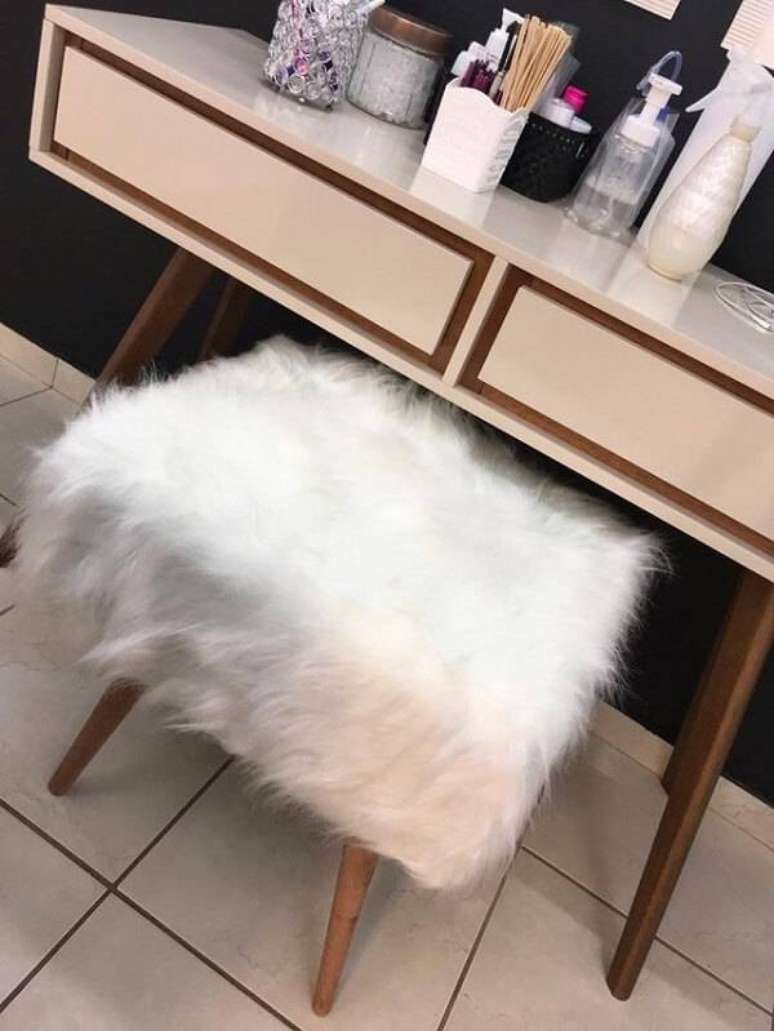 69. Puffs banqueta peludos trazem estilo ao ambiente &ndash; Foto: Via Pinterest