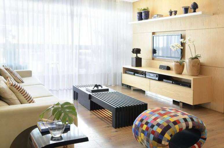 62. E por muitas vezes quebram a monotonia do ambiente com suas cores &ndash; Foto: Viva Decora