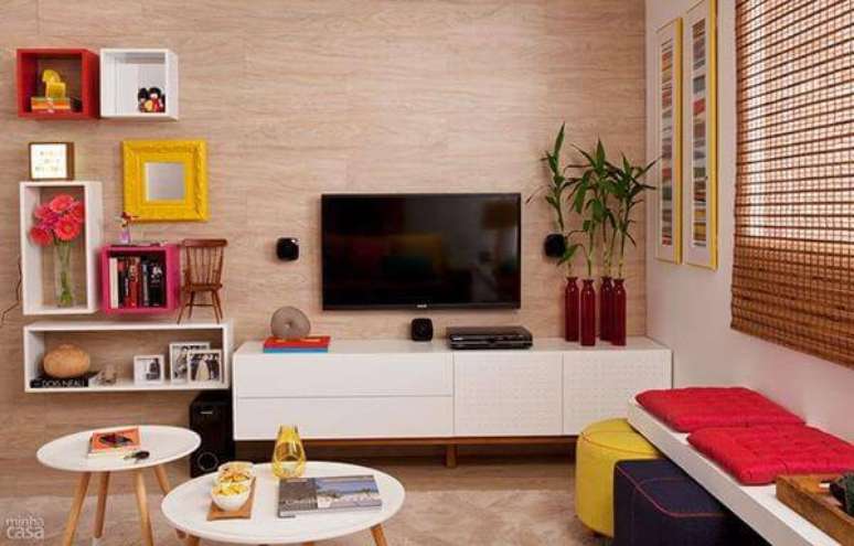 60. Os puffs podem ocupar o minimo de espa&ccedil;o em sua sala, por isso s&atilde;o incr&iacute;veis &ndash; Foto: Via Pinterest