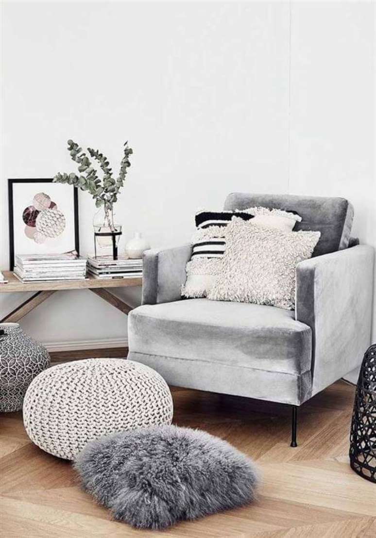 48. O puffs de croch&ecirc; em tons neutros transmitem eleg&acirc;ncia na medida certa ao ambiente &ndash; Foto: Via Pinterest