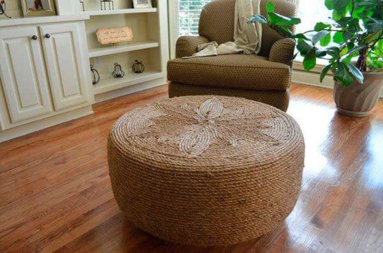 46. Os puffs de pneu trabalhados trazem uma maior riqueza a decora&ccedil;&atilde;o do ambiente &ndash; Foto: Blog Casa da Iaza